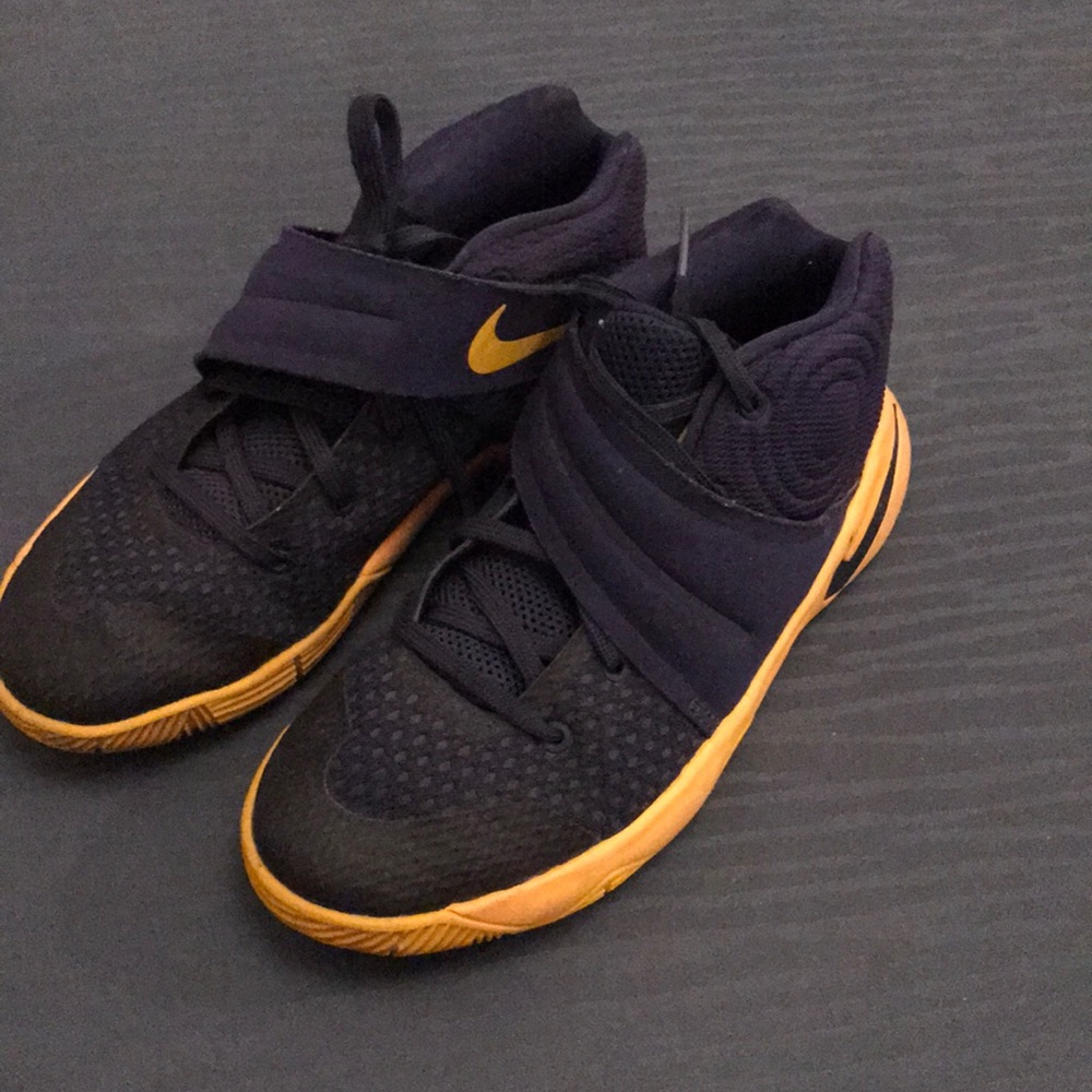 Boys size 1 Nike Kylie Irving